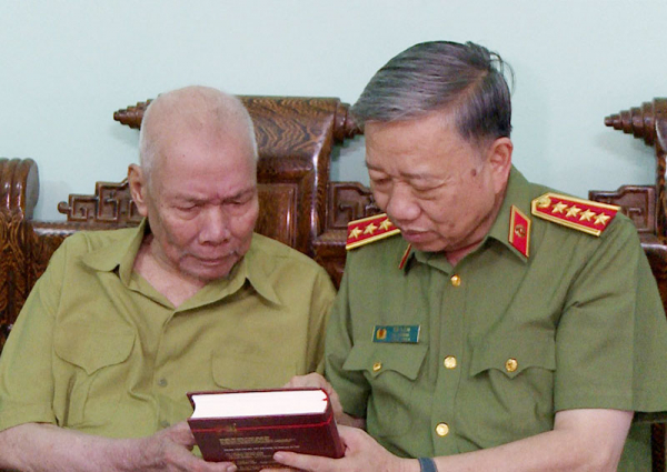 Bộ trưởng Tô Lâm dâng hương tưởng niệm Chủ tịch Hồ Chí Minh và thăm các gia đình có công với cách mạng -2