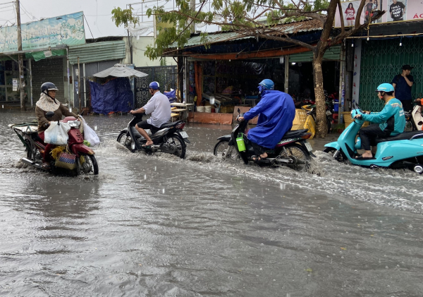 Mưa lớn, dông gió mạnh, mái tôn nhà tiền chế “bay” đè xe cứu thương -0