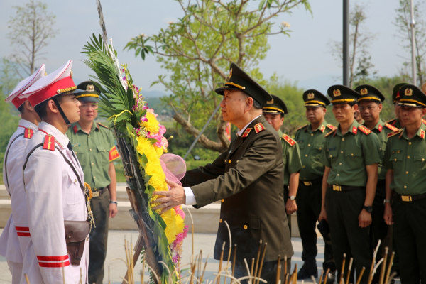 Bộ trưởng Tô Lâm dâng hương, dâng hoa tại Đền thờ Liệt sĩ Chiến trường Điện Biên Phủ -0