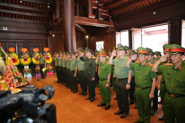 Bộ trưởng Tô Lâm dâng hương, dâng hoa tại Đền thờ Liệt sĩ Chiến trường Điện Biên Phủ -0