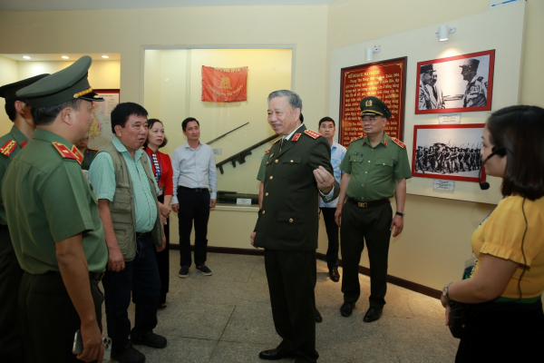 Bộ trưởng Tô Lâm dâng hương, dâng hoa tại Đền thờ Liệt sĩ Chiến trường Điện Biên Phủ -0