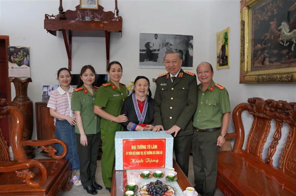 Minister To Lam pays tribute to Dien Bien Phu’s heroic martyrs -0