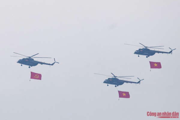 Impressive images of grand military parade for Dien Bien Phu Victory celebration -0