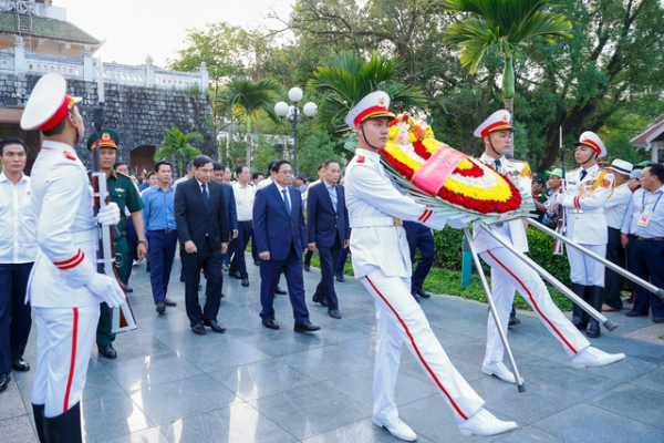 Lãnh đạo Đảng, Nhà nước dâng hương tưởng niệm các Anh hùng liệt sĩ tại Điện Biên Phủ -0