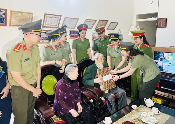 Thăm, tặng quà cựu chiến binh ở Lào Cai từng tham gia chiến dịch Điện Biên Phủ -0