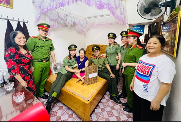 Thăm, tặng quà cựu chiến binh ở Lào Cai từng tham gia chiến dịch Điện Biên Phủ -1