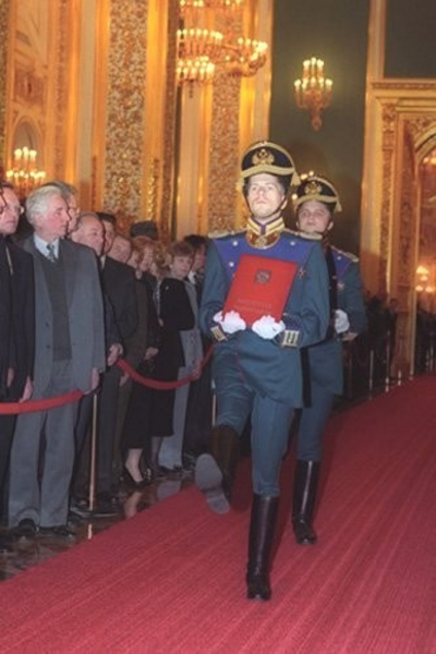 Hình ảnh hiếm về lễ nhậm chức đầu tiên cách đây 24 năm của Tổng thống Putin -2