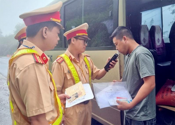 CSGT đảm bảo an toàn trên các tuyến đường từ Lào Cai hướng về Điện Biên Phủ -2