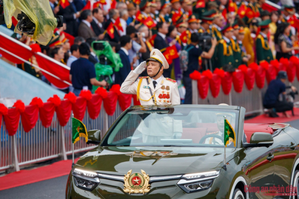 Impressive images of grand military parade for Dien Bien Phu Victory celebration -1