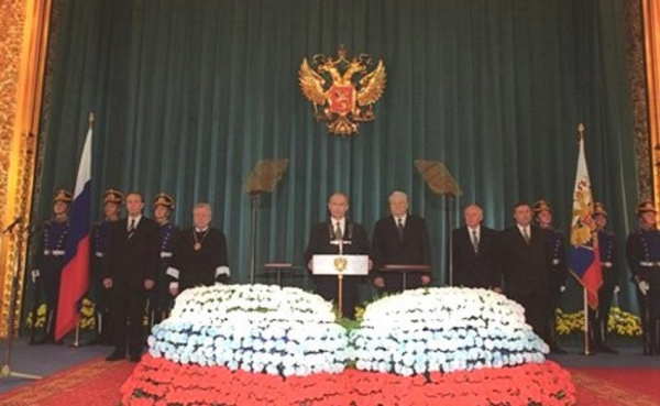 Hình ảnh hiếm về lễ nhậm chức đầu tiên cách đây 24 năm của Tổng thống Putin -6