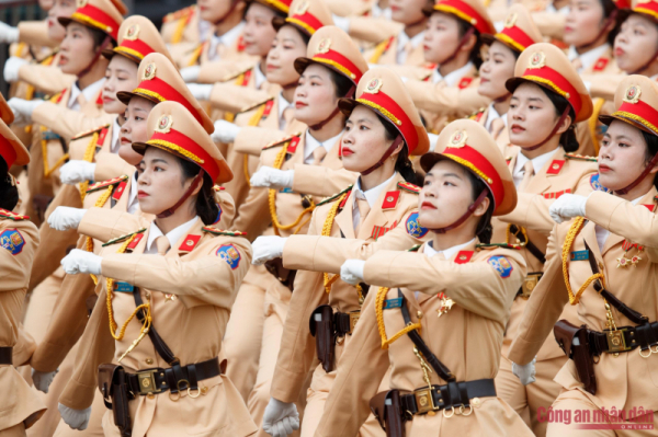Impressive images of grand military parade for Dien Bien Phu Victory celebration -3