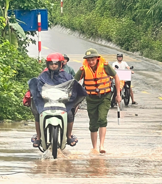 Hỗ trợ nhân dân khắc phục thiệt hại do mưa bão gây ra -0
