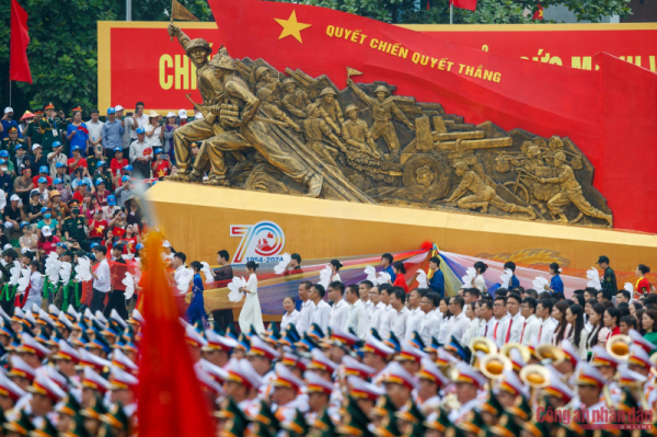 Impressive images of grand military parade for Dien Bien Phu Victory celebration -4
