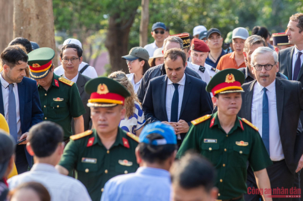 French Minister of the Armed Forces visits Dien Bien Phu relics site -0