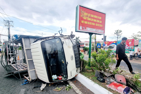 Tránh người qua đường, xe tải lật ngang, tài xế kẹt trong ca bin -0