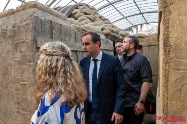 French Minister of the Armed Forces visits Dien Bien Phu relics site -6