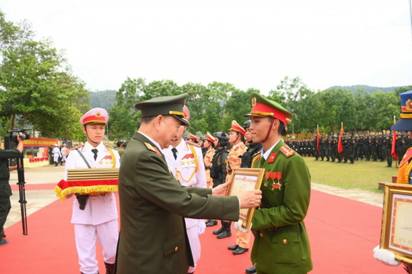 MPS honors officers, soldiers participating in grand parade marking Dien Bien Phu Victory  -0