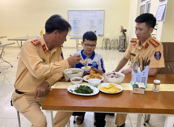 Bé trai đi lạc từ Vĩnh Phúc tới Hà Nội được CSGT giúp đỡ -0