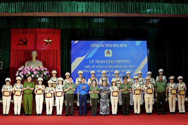 Tuyên dương 20 gương mặt phụ nữ, tuổi trẻ Công an Hòa Bình tiêu biểu -0