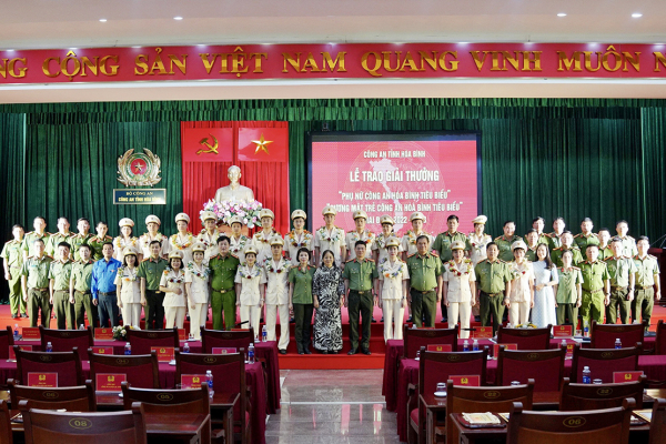 Tuyên dương 20 gương mặt phụ nữ, tuổi trẻ Công an Hòa Bình tiêu biểu -0