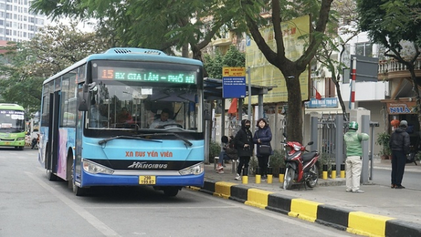 Hà Nội:  “Tuýt còi”  lái xe buýt vi phạm giao thông, dừng sai điểm đỗ -0