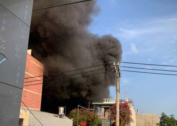 Cháy xưởng gia công mút xốp đe dọa khu dân cư -0