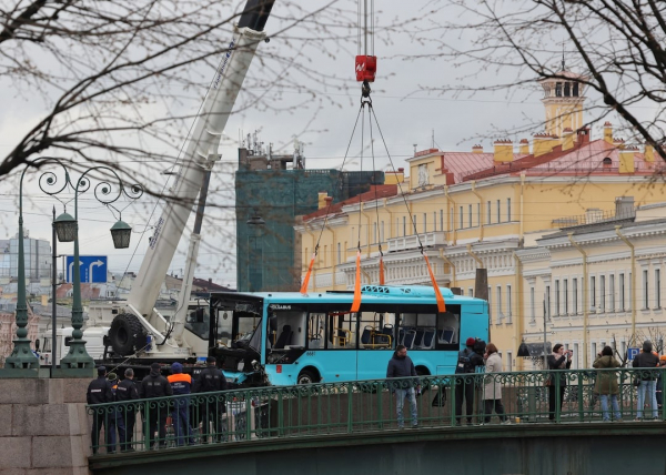 Xe buýt lao xuống sông ở Nga, ít nhất 7 người chết -0