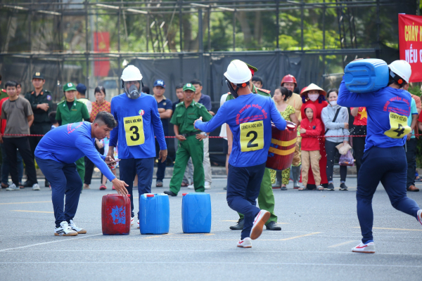 Xem các “Tổ liên gia an toàn PCCC” tranh tài không khác gì lực lượng chuyên nghiệp -0