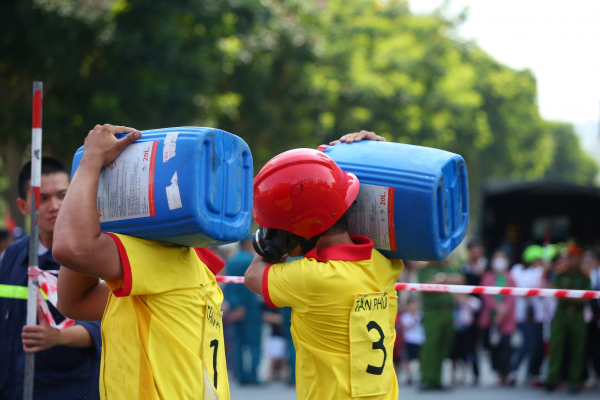 Xem các “Tổ liên gia an toàn PCCC” tranh tài không khác gì lực lượng chuyên nghiệp -1