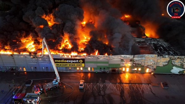 Cháy trung tâm mua sắm tại Ba Lan, gần 1.400 gian hàng bị thiêu rụi -0
