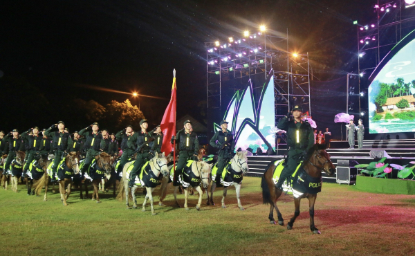 Mãn nhãn Chương trình biểu diễn của kỵ binh tại Lễ Hội Làng Sen -0