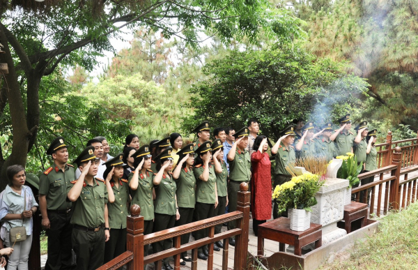 Về Quảng Bình viếng mộ Đại tướng Võ Nguyên Giáp, sẻ chia với CBCS Công an có hoàn cảnh khó khăn -0