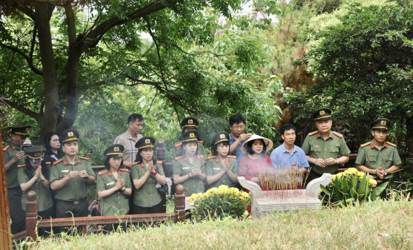 Về Quảng Bình viếng mộ Đại tướng Võ Nguyên Giáp, sẻ chia với CBCS Công an có hoàn cảnh khó khăn -1