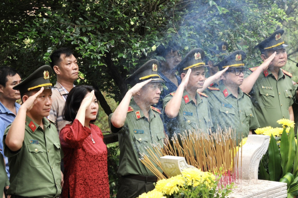 Về Quảng Bình viếng mộ Đại tướng Võ Nguyên Giáp, sẻ chia với CBCS Công an có hoàn cảnh khó khăn -1