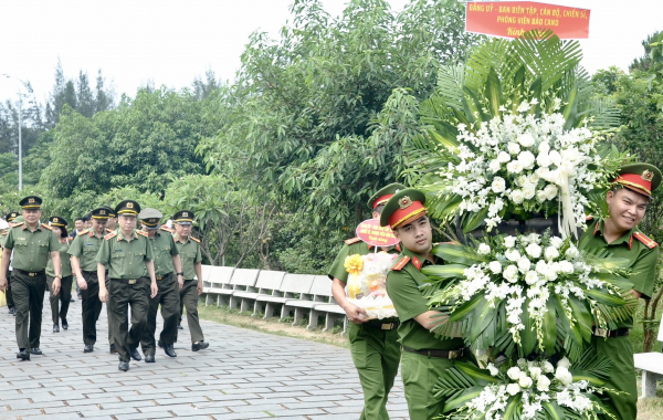 Về Quảng Bình viếng mộ Đại tướng Võ Nguyên Giáp, sẻ chia với CBCS Công an có hoàn cảnh khó khăn -0