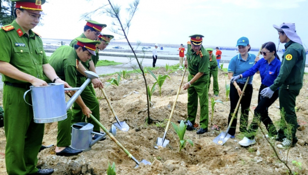 Chung tay bảo vệ môi trường biển đảo và chia sẻ khó khăn với quân, dân huyện đảo Bạch Long Vĩ -0