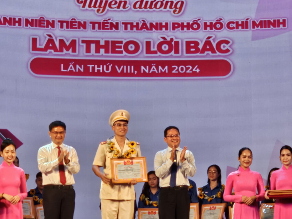 Tuyên dương 9 cán bộ trẻ Công an TP Hồ Chí Minh làm theo lời Bác -0