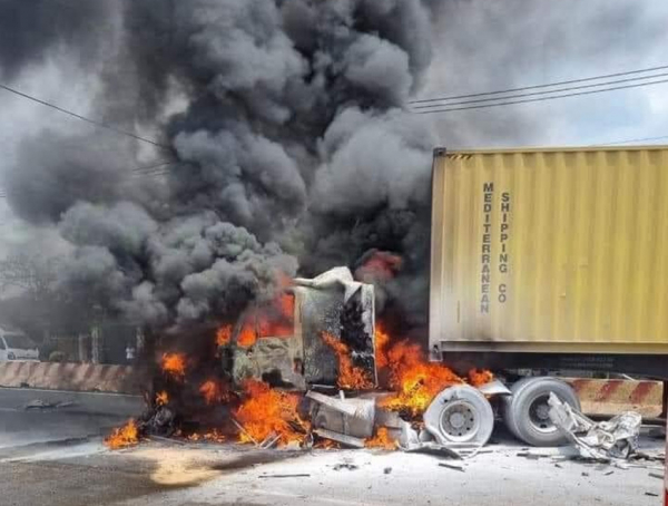 Tai nạn giao thông làm xe container lao vào dải phân cách bốc cháy -0