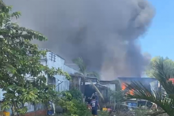 Hỏa hoạn khiến 5 căn nhà ở Cà Mau bị thiệt hại -0