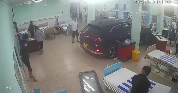 Ô tô tự chạy vào phòng cấp cứu của bệnh viện -0