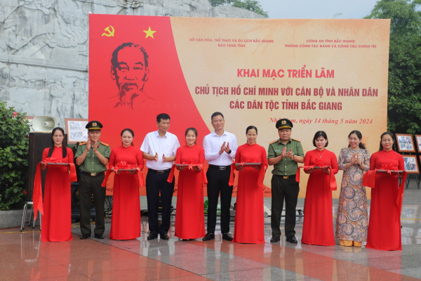 Khai mạc triển lãm với chủ đề “Chủ tịch Hồ Chí Minh với cán bộ và nhân dân các dân tộc tỉnh Bắc Giang” -0