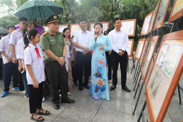 Khai mạc triển lãm với chủ đề “Chủ tịch Hồ Chí Minh với cán bộ và nhân dân các dân tộc tỉnh Bắc Giang” -0