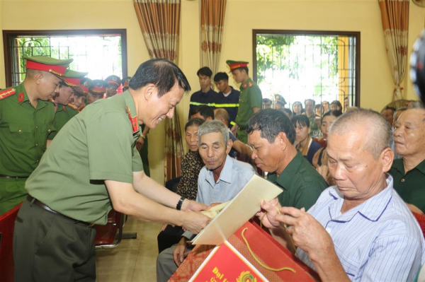 MPS provides medical checkups for people with meritorious services and poor households in Nghe An -0