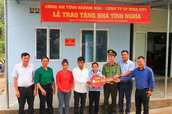 Khanh Hoa police build houses for poor ethnic households -0