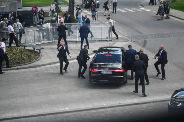Thủ tướng Slovakia Robert Fico nhập viện khẩn cấp sau vụ ám sát -0