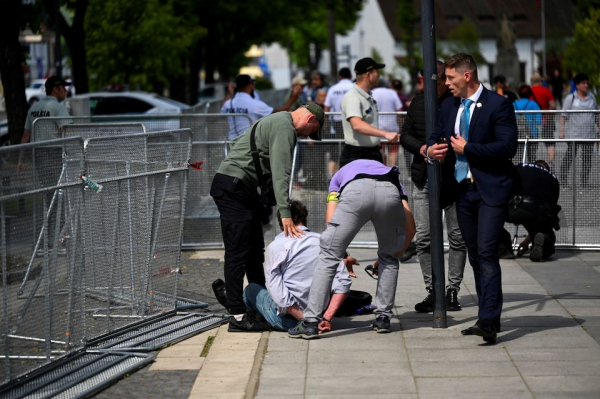 Thủ tướng Slovakia Robert Fico nhập viện khẩn cấp sau vụ ám sát -0