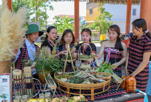 Lan tỏa nét đẹp văn hóa truyền thống các dân tộc miền núi ở Thừa Thiên Huế -0