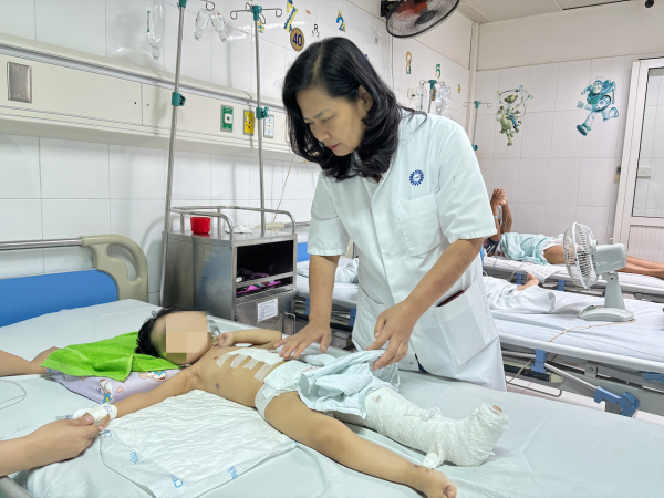 Cứu sống bé gái 3 tuổi bị xe công nông cán qua người -0