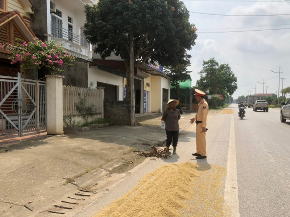 Nguy cơ tai nạn giao thông khi người dân phơi lúa trên mặt đường -0