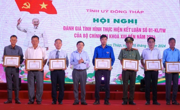 Đồng Tháp khen thưởng tập thể, cá nhân học tập làm theo lời Bác -0